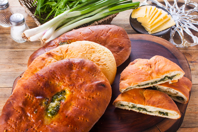 خبز بالجبنة والسبانخ والبصل الأخضر
