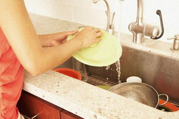 طريقة سهلة لصنع سائل غسيل الصحون في المنزل