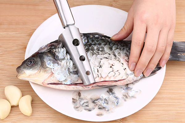 طرق تنظيف السمك والجمبري بالخطوات