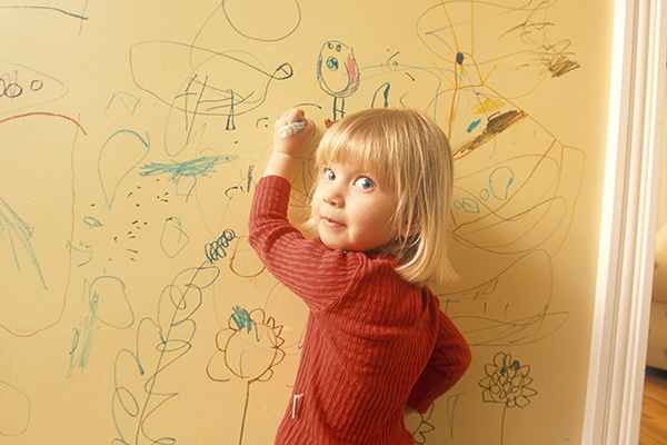 طرق تنظيف شخبطة الأطفال من على الحوائط والاثاث والملابس