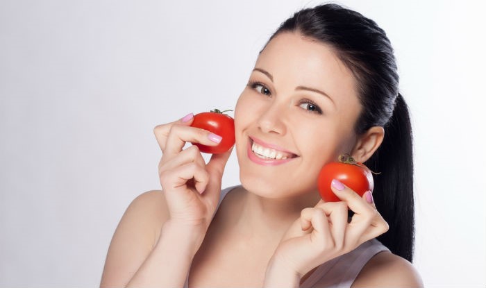الطماطم و4 وصفات سهلة لماسكات لبشرة كلها نضارة وحيوية