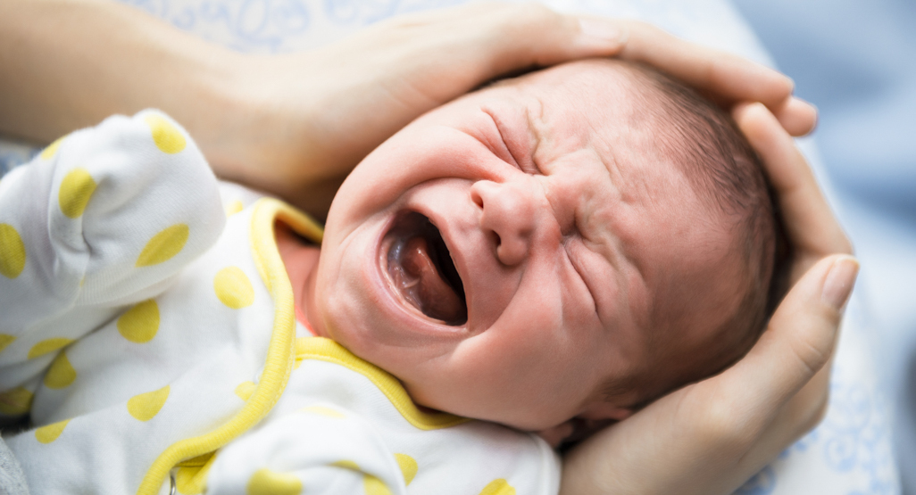 ما أسباب المغص عند الرضع؟ وكيف يعالج؟