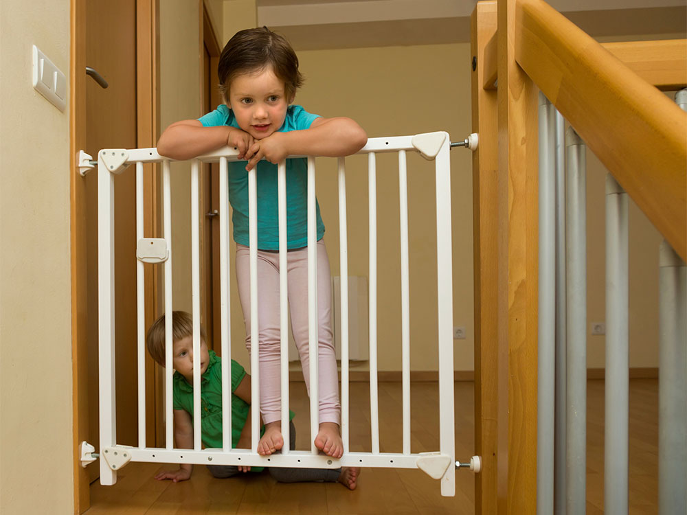 كيف أحافظ على سلامة الأطفال في المنزل؟