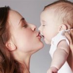 خطورة-تقبيل-الطقل-الرضيع
