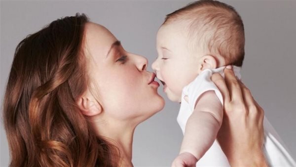 "قبلة الموت" احذرى تقبيل الطفل الرضيع .. خطر جدا !