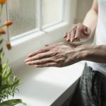 التخلص-من-تجاعيد-اليدين-بوصفات-طبيعية