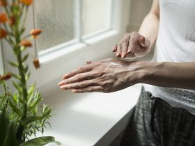 التخلص-من-تجاعيد-اليدين-بوصفات-طبيعية