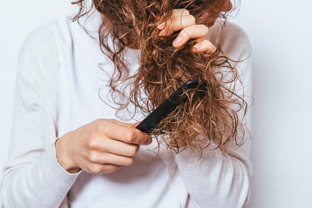 أفضل 4 طرق عملية لفك تشابك الشعر