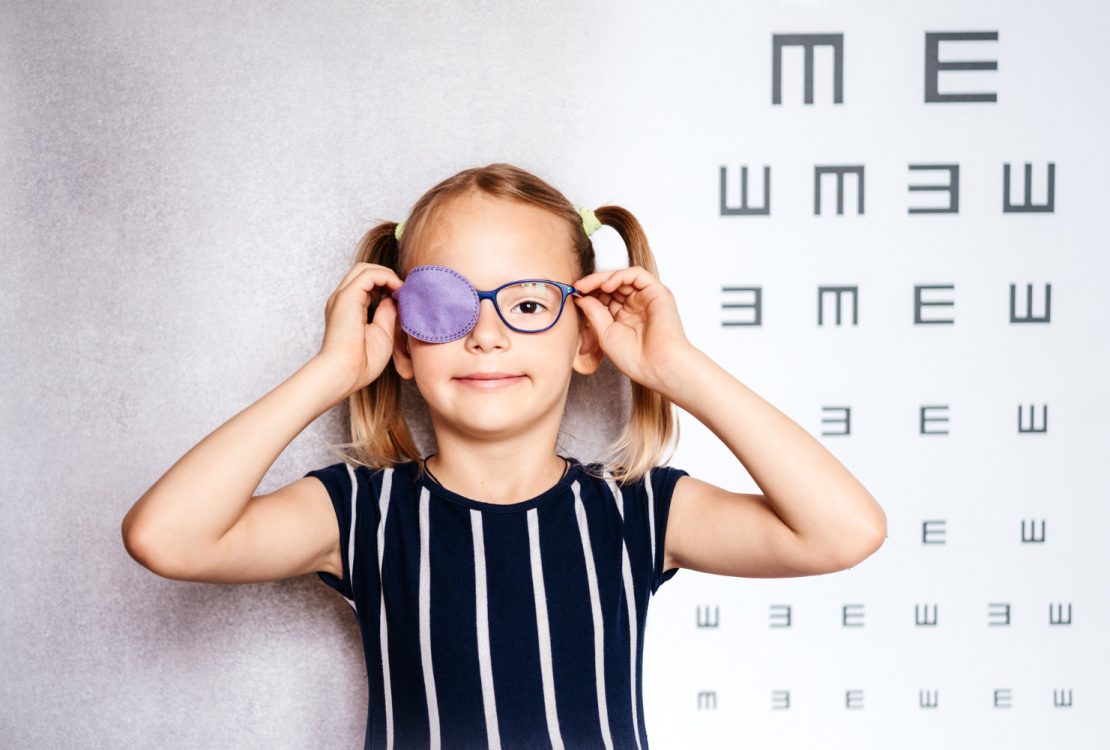 6 أعراض الكسل البصري عند الأطفال، انتبهي لها
