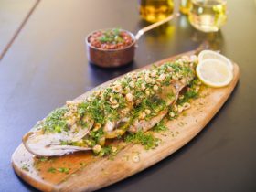 سمك-قاروص-مشوى-مع-صوص-البندق