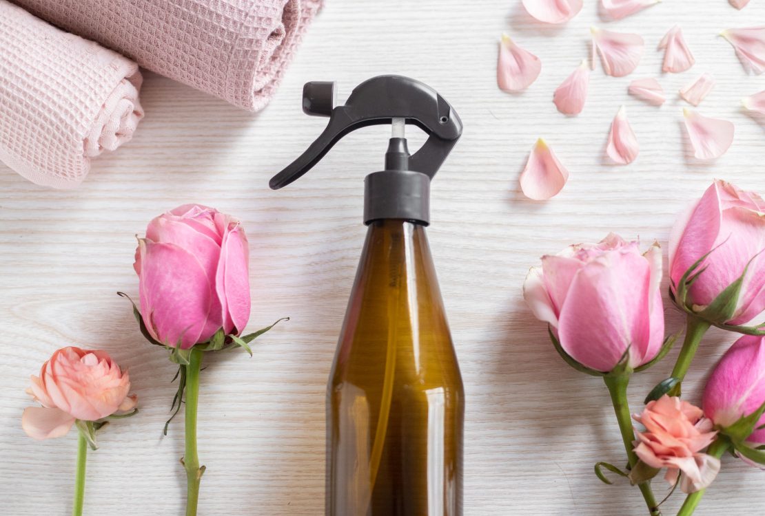 5 أسباب تجعل ماء الورد مكون اساسى لروتين شعرك وكيف نستعملها؟
