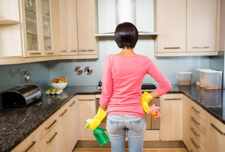 روتين-تنظيف-المطبخ-الخشب