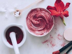 طريقة-عمل-ماسكارا-احمر -خدود-بلاشر-كريم-اساس