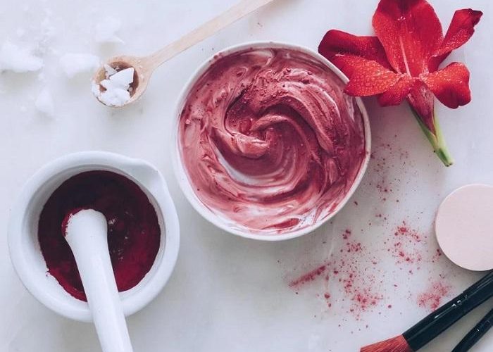 طريقة-عمل-ماسكارا-احمر -خدود-بلاشر-كريم-اساس