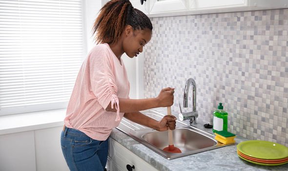 5 طرق تسليك حوض المطبخ و البالوعات فى دقائق