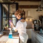 تنظيف-الابواب-الالوميتال-والشبابيك