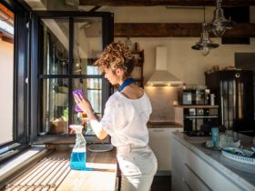 تنظيف-الابواب-الالوميتال-والشبابيك