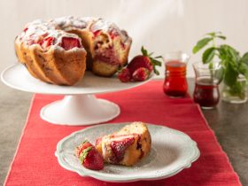 كيك بالفراولة - كيك سهل وهش - كيكه الفراوله - كيك الفانتين - كيك عيد الحب- قناة الوصفة