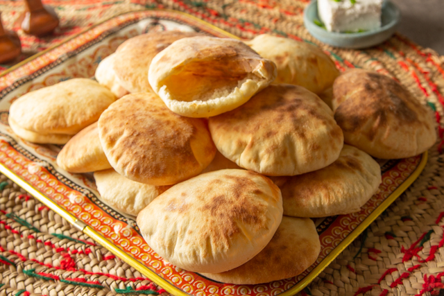 العيش الشامي - الخبز الشامي - عيش المطاعم - خبز بالحليب - وصفات حورية - قناة الوصفة
