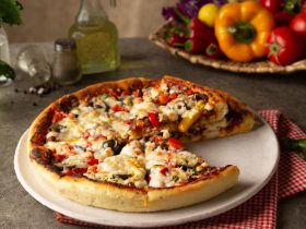 بيتزا - باللحم - المفروم - عجينة - البيتزا - صلصة - البيتزا - قناة - الوصفة