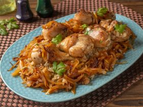 حلة الدجاج مع الارز والبصل المكرمل - حلة الغذاء الواحدة - افكار الغذاء السريع - غذاء المغتربين - قناة الوصفة