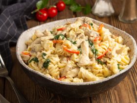 مكرونة بالجرجير والوايت صوص - باستا بالخضار والدجاج