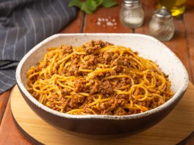 مكرونة_اسباجيتي_بلونيز_لحم_مفروم_طريقة_عمل_مكرونة_بلونيز