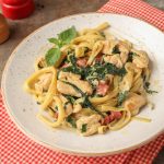 مكرونة_بالكريمة_والسبانخ_والدجاج