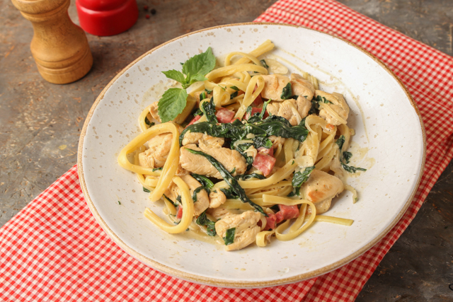 مكرونة_بالكريمة_والسبانخ_والدجاج